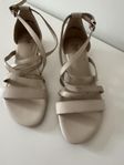 Kanonfina! Beige sandaler med band, 38