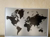 Världskarta med pins från Kartkungen 90x60cm