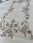 Handbroderad duk nr 211