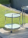runt bord krom och mjölkat glas. tre hjul. hög,två hyllpl