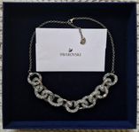 Vackert Swarowski halsband i gnistrande kristall