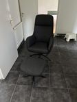 Fåtölj med fotpall