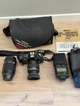 Nikon F-501 med två objektiv och väska