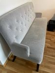 Snygg soffa med två matchande stolar med armstöd. 
