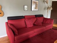 stor röd soffa med plast för många 