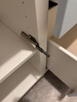 Ikea förvaring skäp med tryck dörrar.