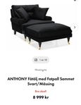 Svart fåtölj i sammet med fotpall