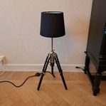 Golvlampa i form av stativ