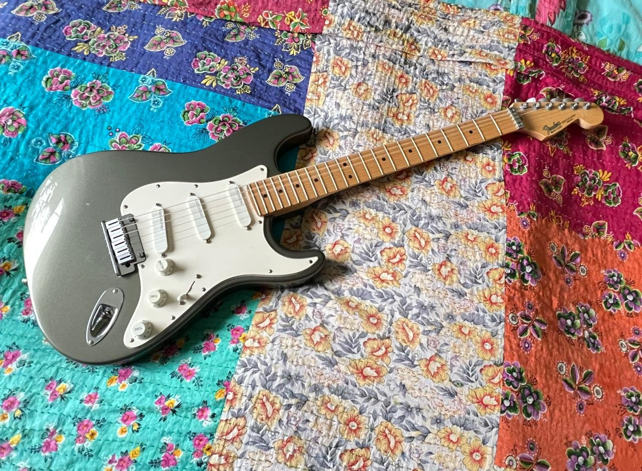Fender Stratocaster Deluxe Pl...