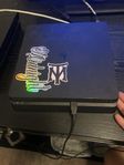 PlayStation 4 slim med 2 kontroller