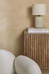 Bordslampa med Räfflad Keramikfot & Textilskärm – Beige