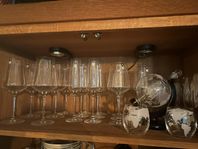 vinglas och whisky karaff med tillhörande glas