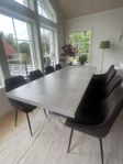 Matbord med 8 stolar 