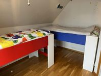 Två stycken höga sängar  90 x 200