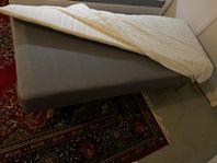 Enkel säng 80x200 cm med madrasskydd