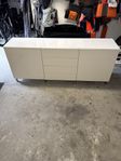 Modern och rymlig IKEA Bestå förvaringsmöbel – vit