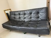 Svart bäddsoffa, äkta skinn enligt säljaren