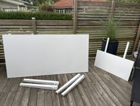 Vitt matbord + iläggsskiva i massiv trä ca 10 sittplatser