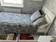 Malm säng inklusive förvaringslådor 