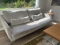 Stilren designsoffa i ljusgrått tyg 