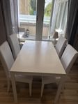 köksbord med stolar