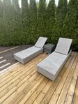 Set med 2st solsängar och 1 bord i konstrotting