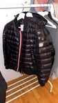 äkta moncler svart pufferjacka