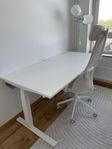 MITTZON skrivbord höj/sänkbar och JÄRVFJÄLLET kontorssto