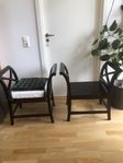 Två bänkar med armstöd 