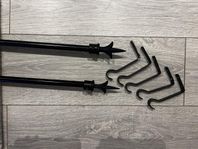 Svart gardinstång med fästen