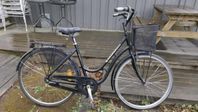 28" Monark damcykel, 3-växlar. fot och handbroms. 