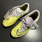 Fotbollsskor Nike i storlek 36,5