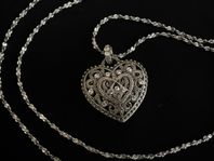 Vackert halsband i metall - hjärta med stenar