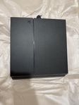 PS4 med två kontroller 