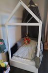 Barnsäng med hus