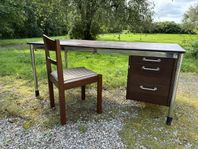 skrivbord i mörk ek och krom, ikea 