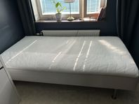 105 cm säng