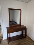 Smyckesbord/Sminkbord i massivt trä med spegel – 1500 kr