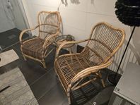 två stolar i rotting/korg/trä material