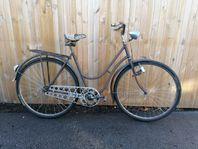 Äldre damcykel i orenoverat skick