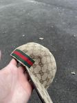 beige Gucci keps
