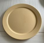 4 st gula stora tallrikar. 31 cm i diameter. Mattallrikar.