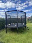 Oval studsmatta fr Trampolinspecialisten. 