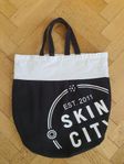 Stor Skincity väska i tyg 500kr