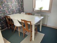 Vitt matbord med 2 iläggsskivor