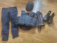 Säkerhetsväst, hjälm, stall/ridskor, shortchaps, ridbyxor