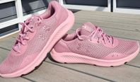 Rosa sneakers från Under Armour