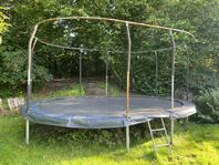 Stor studsmatta Jumpking skänkes