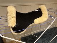 Sadelpadd i fårskinn från Mattes storlek M