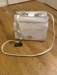 Guess väska vit Maunia Drawstring
